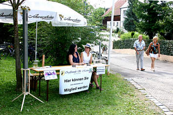 Informationsstand der "Orgelfreunde" auf dem Gartenfest des Musikverein Batzenhofen: Schriftführerin Ulrike Köhler mit dem neu geworbenen Mitglied Marlies Krieger   Foto: Franz X. Köhler